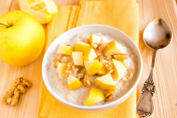 Oatmeal porridge with apples, nuts — Stock Photo, Image