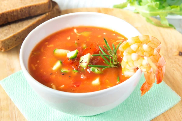 Tomatensuppe Gazpacho mit Garnelen) — Stockfoto