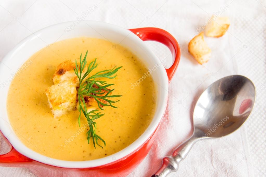 Lentil cream soup with croutons