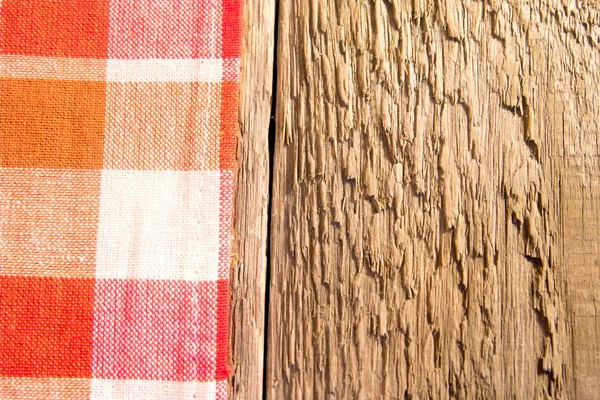 木製の背景にチェックナプキン — ストック写真