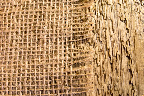 Servilleta de arpillera sobre mesa de madera rústica —  Fotos de Stock