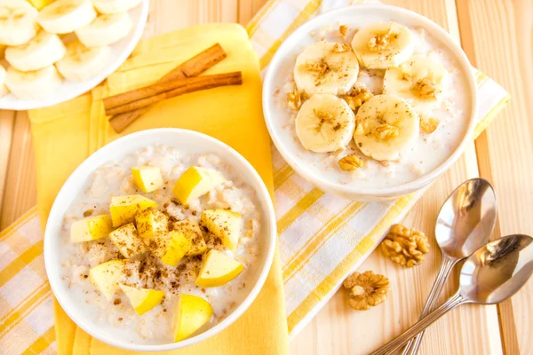 Oatmeal porridge with fruits and nuts — Stock Photo, Image