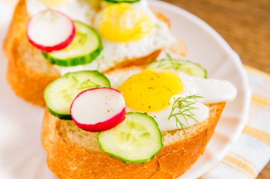 Yumurta ve sebze ile buns
