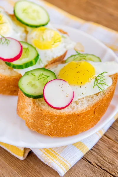 Buns with eggs and vegetables — Stock Photo, Image