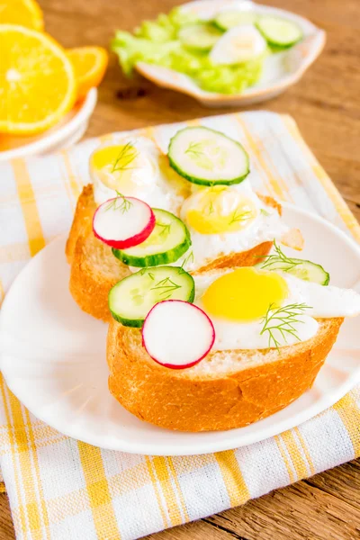 Buns with eggs and vegetables — Stock Photo, Image
