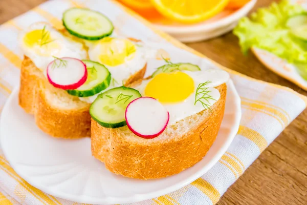 Buns with eggs and vegetables — Stock Photo, Image