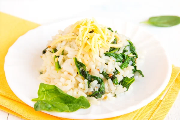 Spinat-Risotto mit geriebenem Käse — Stockfoto