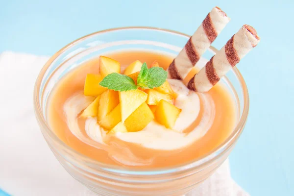 Peach dessert with waffle rolls — Stock Photo, Image