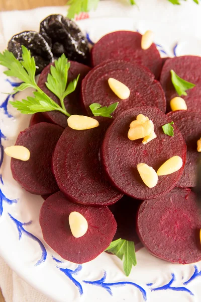 Bieten salade met noten — Stockfoto