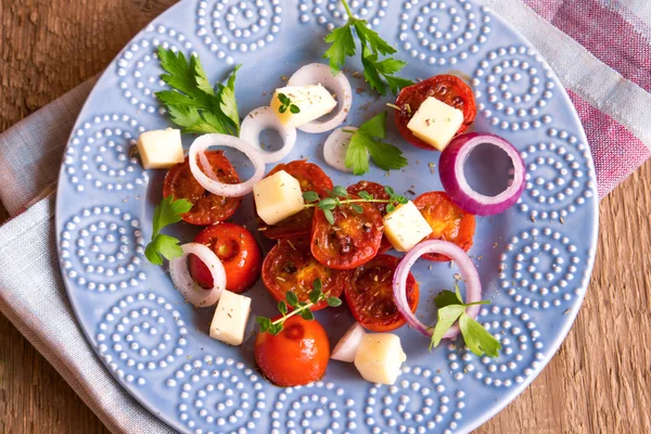 Жареные помидоры, сырный салат — стоковое фото
