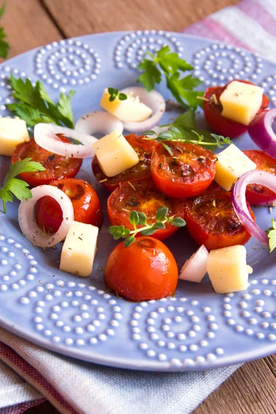 Жареные помидоры, сырный салат — стоковое фото