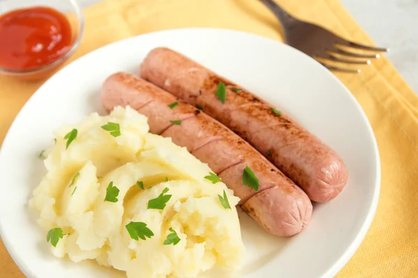 Kartoffelbrei und Würstchen — Stockfoto