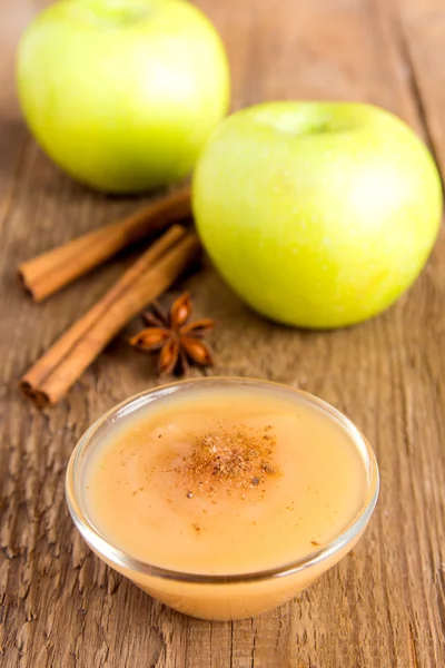 Applesauce with cinnamon — Stock Photo, Image