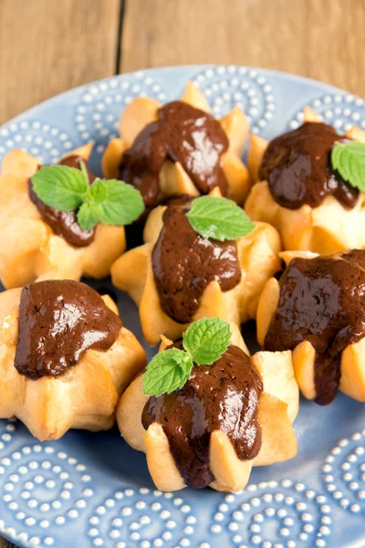 Profiteroles กับซอสช็อคโกแลต — ภาพถ่ายสต็อก