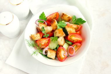 croutons sebze salatası