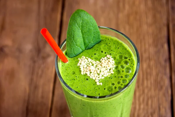 Batido verde con corazón de semillas de sésamo — Foto de Stock