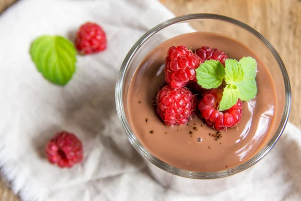 Schokoladenmousse mit Himbeere — Stockfoto