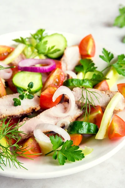 Ensalada de verduras con carne —  Fotos de Stock