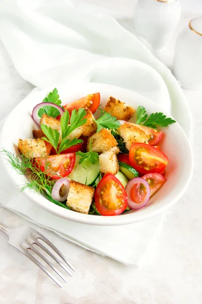 Zeleninový salát s krutony — Stock fotografie