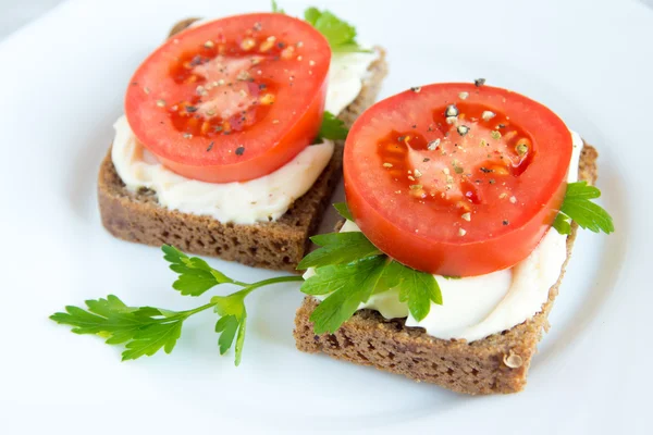 Smörgåsar med tomater, grädde ost — Stockfoto