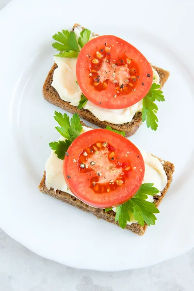 Sandwiches with tomatoes, cream cheese — Stock Photo, Image