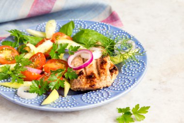 Sebze salatası ile ızgara et