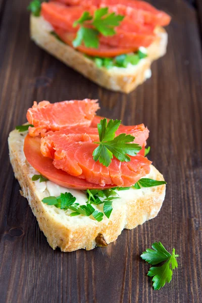 Sandwich con salmón — Foto de Stock