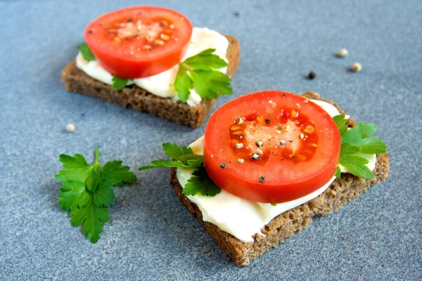 Sandwiches with tomatoes, cream cheese — Stock Photo, Image