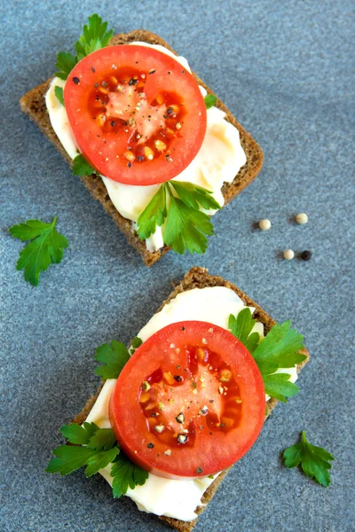 Sandwiches con tomates, queso crema —  Fotos de Stock