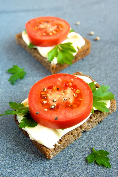 Sandwiches with tomatoes, cream cheese — Stock Photo, Image