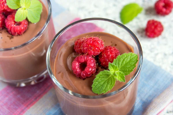 Mousse de chocolate com framboesa — Fotografia de Stock