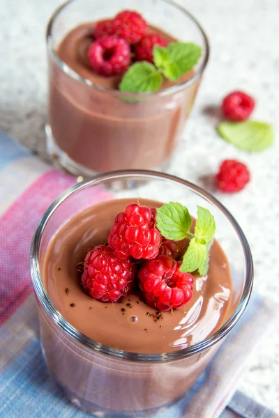 Schokoladenmousse mit Himbeere — Stockfoto