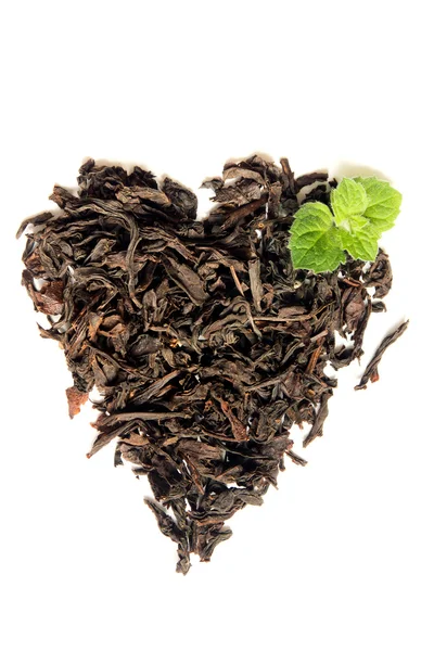 Сухой черный чай в форме сердца — стоковое фото