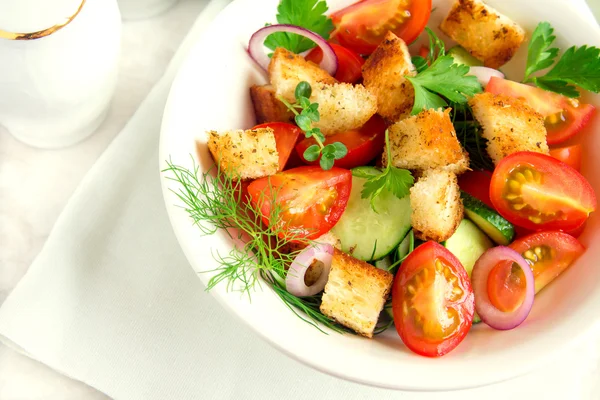 Овощной салат с гренками — стоковое фото