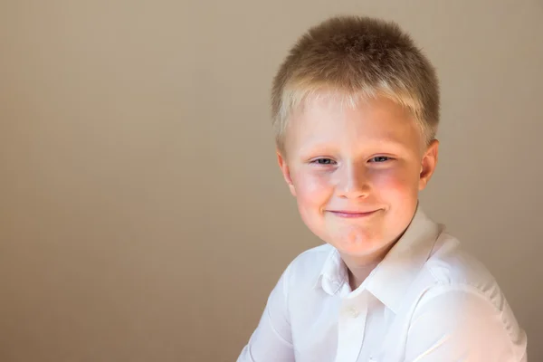 Gelukkig lachend jongen — Stockfoto