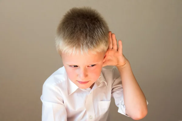 Niño escuchando — Foto de Stock