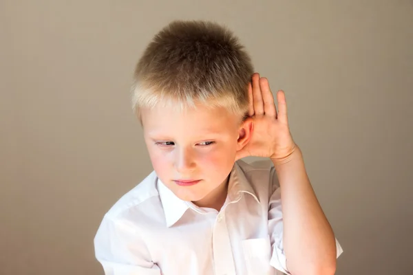 Niño escuchando — Foto de Stock