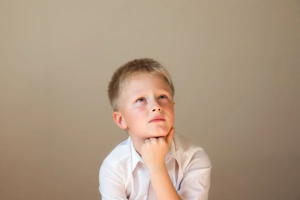 Kind (jongen) denken — Stockfoto