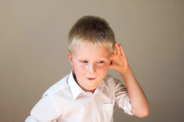 Gracioso niño escuchando — Foto de Stock
