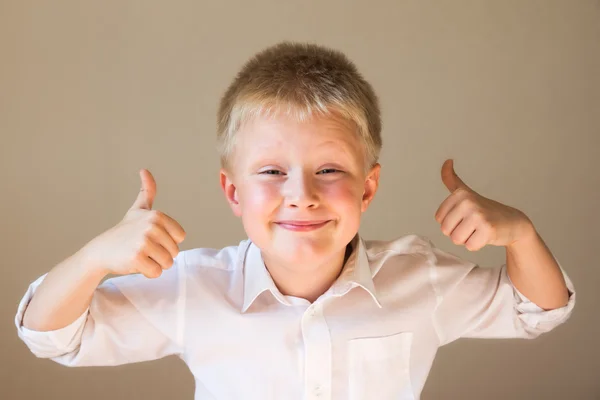 Ragazzo mostrando pollici in su — Foto Stock