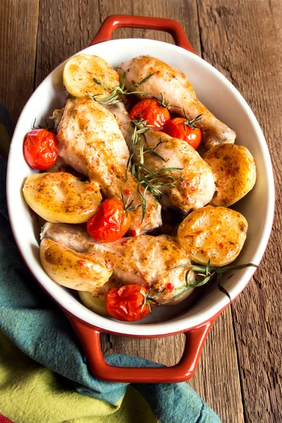 Horno de pollo al horno y verduras — Foto de Stock