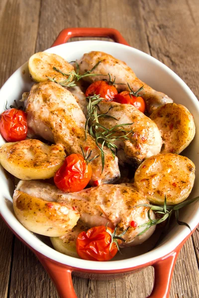 Forno de frango assado e legumes — Fotografia de Stock