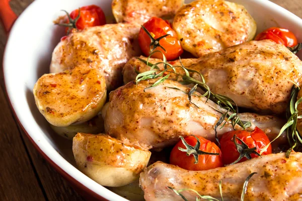 Forno de frango assado e legumes — Fotografia de Stock