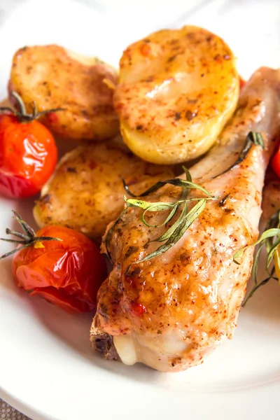 Pollo al horno con verduras —  Fotos de Stock