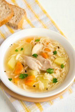 tavuk çorbası erişte ile