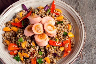 Karabuğday sosis ve sebze ile