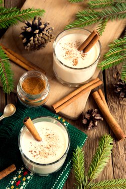 Tarçın yumurta likörü