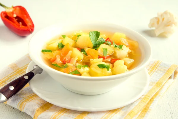 Soupe de légumes dans un bol — Photo