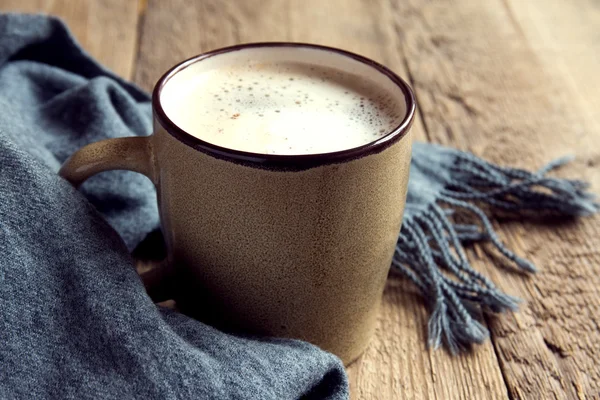 Xícara de café e cachecol quente — Fotografia de Stock