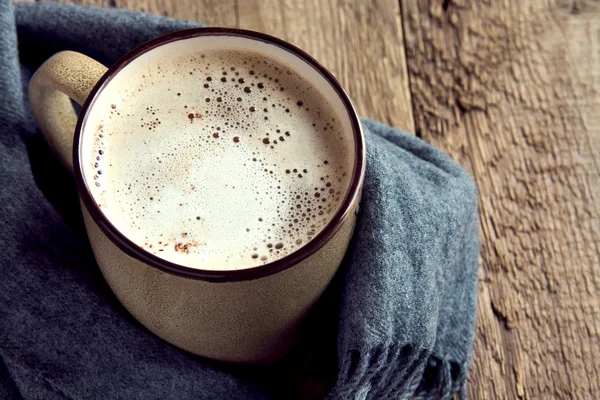 Xícara de café e cachecol quente — Fotografia de Stock